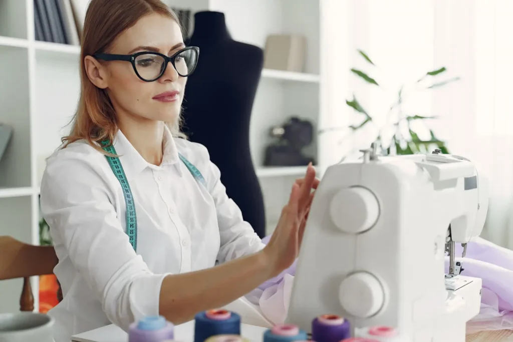 Mulher aplicando técnicas de acabamento de costura