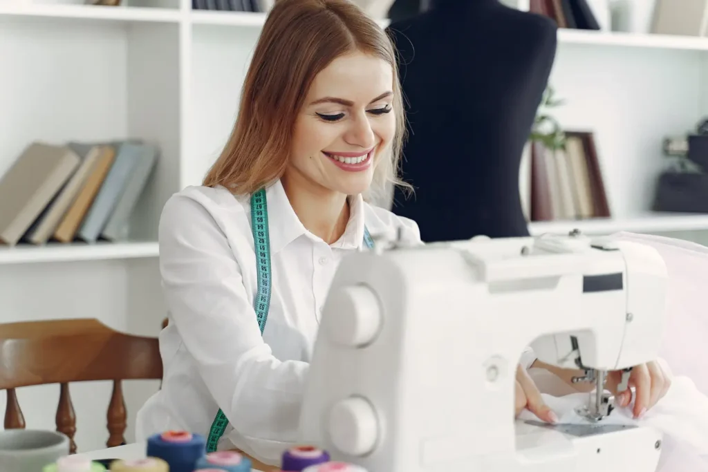 Mulher aplicando técnicas de costura na máquina