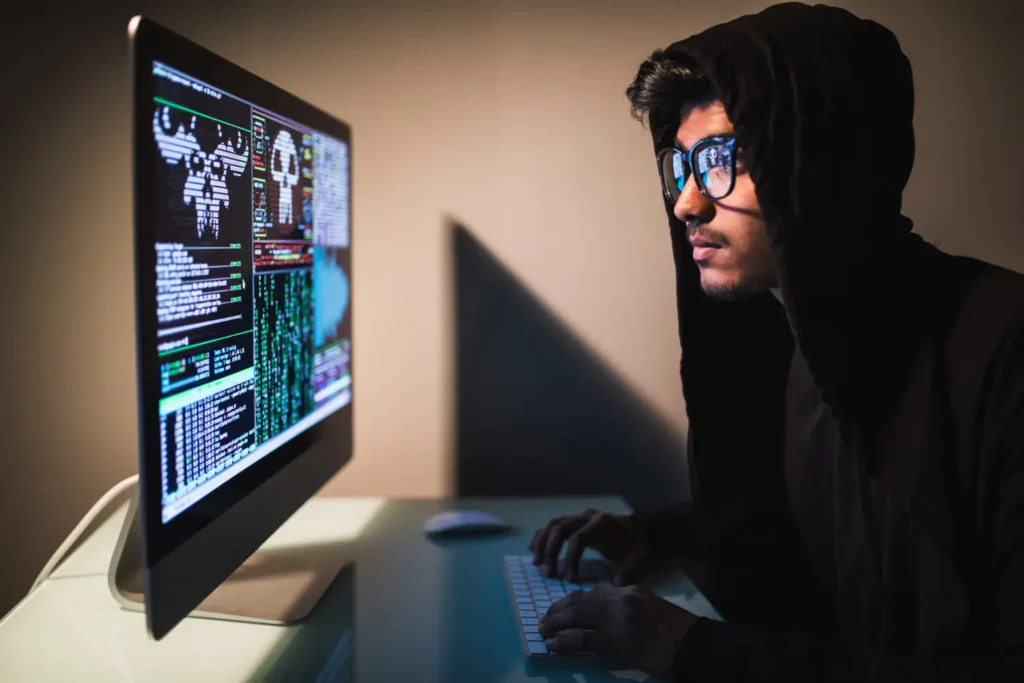 Algumas das desvantagens de baixar um software pirata são o roubo de dados, ataques de vírus e falhas no programa.