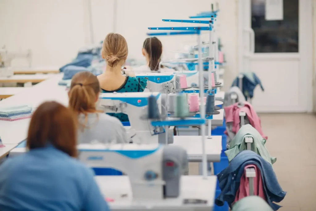 Modelagem industrial em uma fábrica de moda