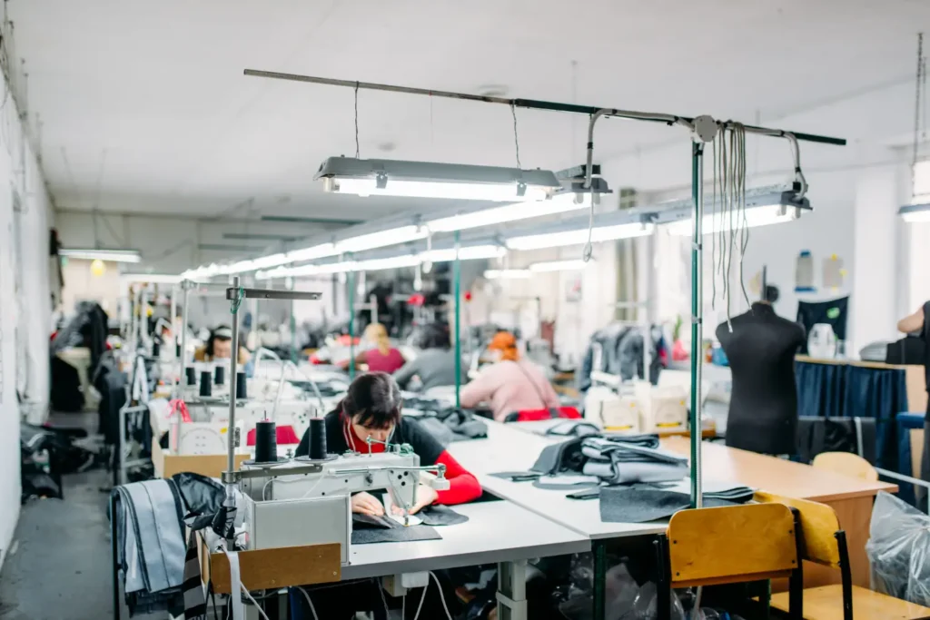 Os polos de moda no Brasil surgem por fatores que favorecem a indústria têxtil naquele determinado local.