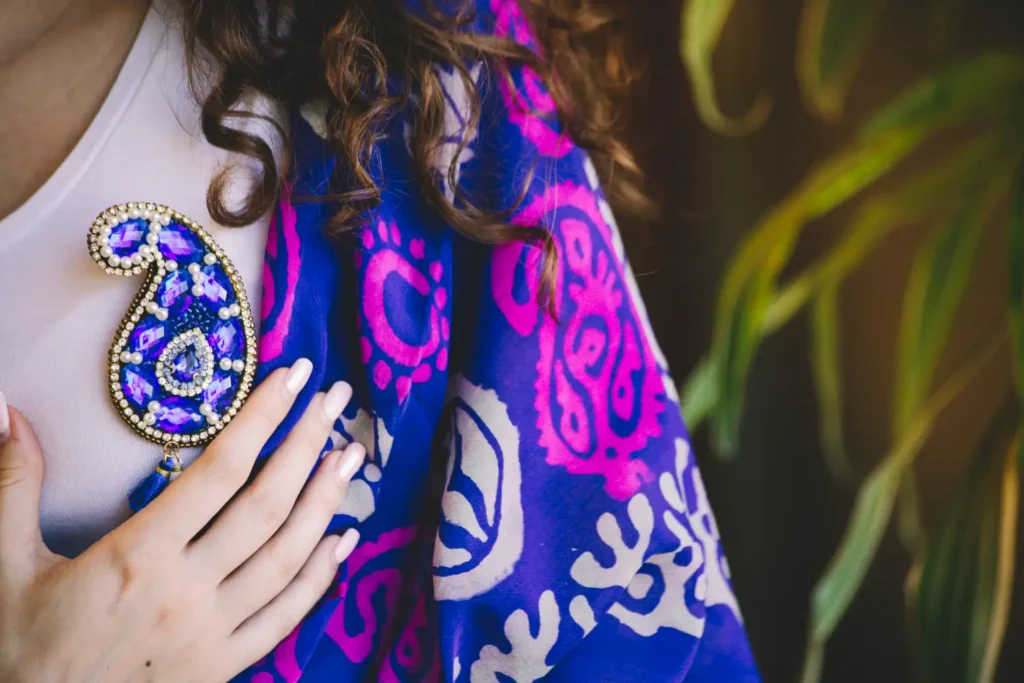 Kimono colorido com estampas étnicas/culturais, característica comum do design vernacular na moda.