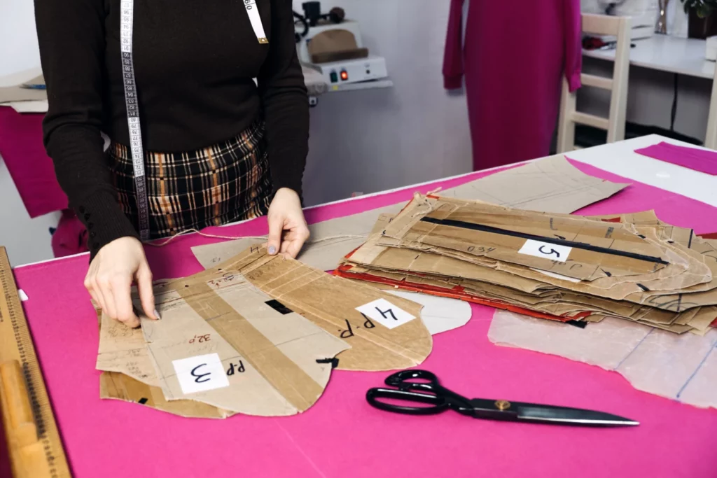 Mulher criando tipos de moldes em papel