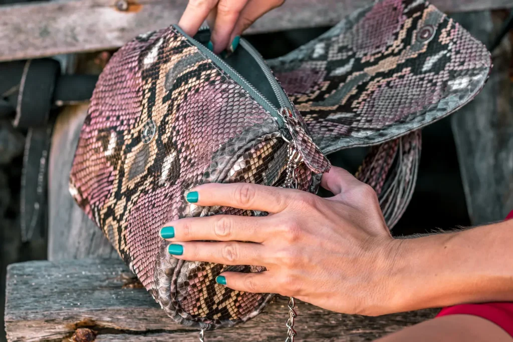 Bolsa com estampa animal print de cobra