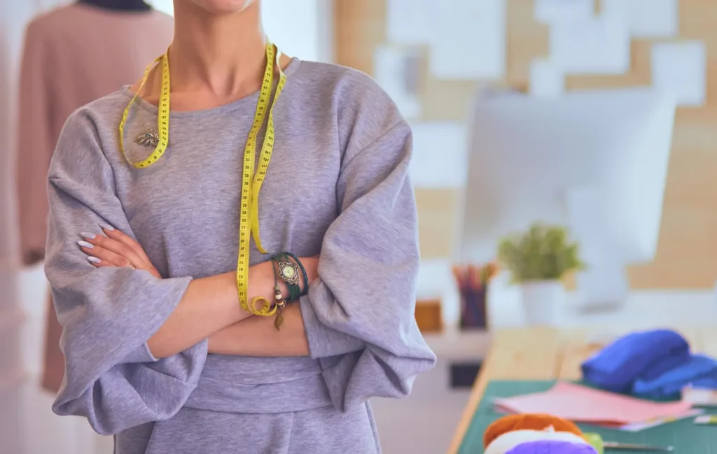Piloteira com braços cruzados em um estúdio de moda