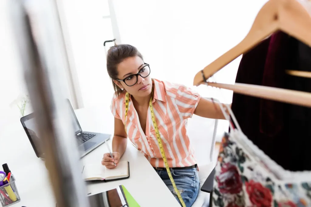 Analista de moda fazendo o estudo do ciclo de vida do produto