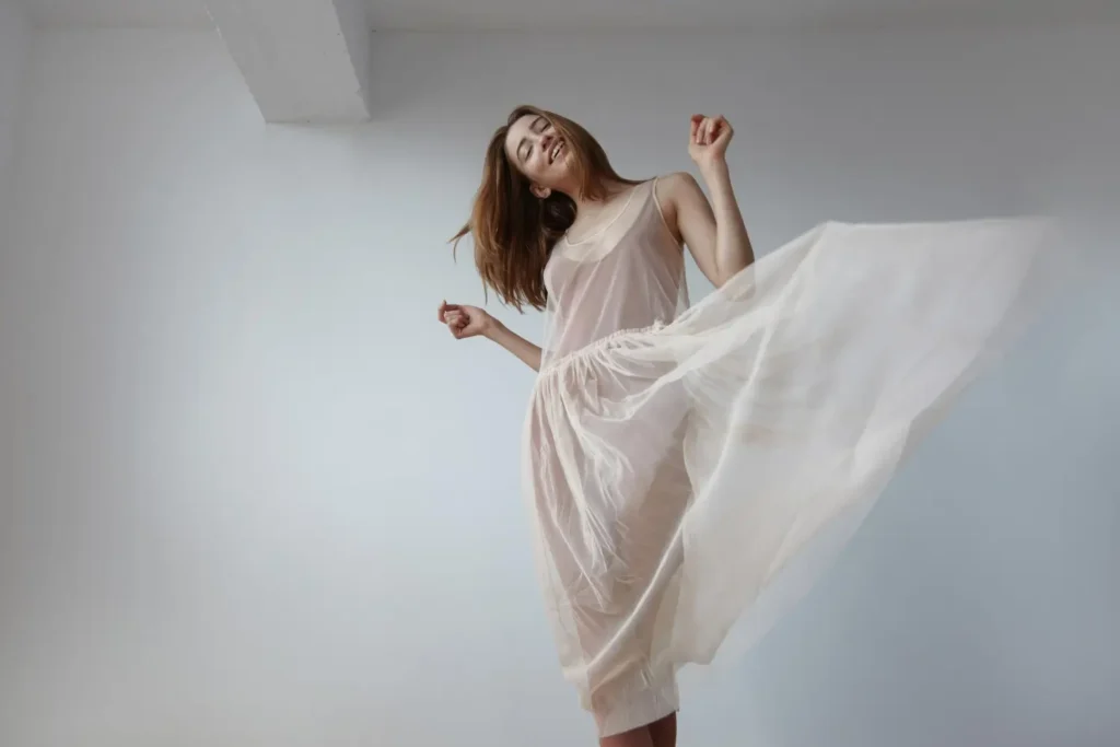 Mulher com um vestido de tule transparente.