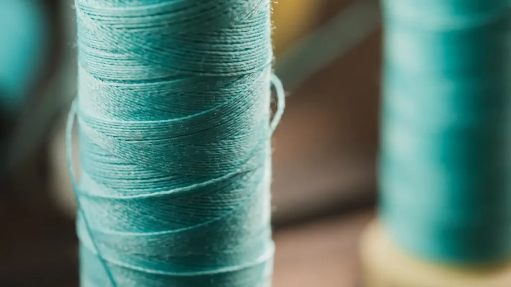 Rolo de fio têxtil azul