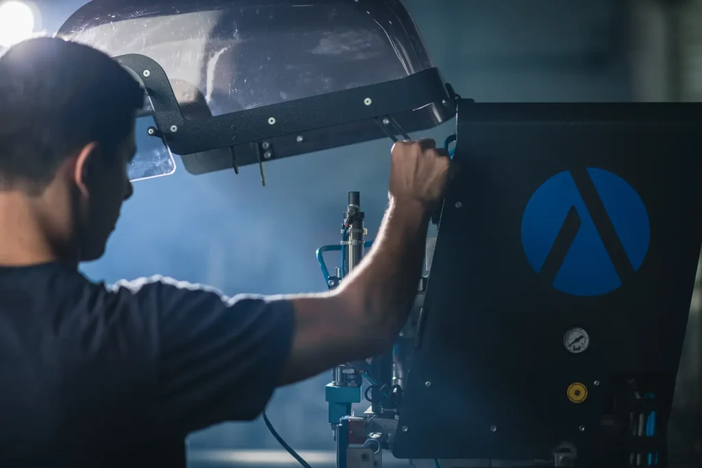Homem fazendo a manutenção da máquina de corte automático da Audaces