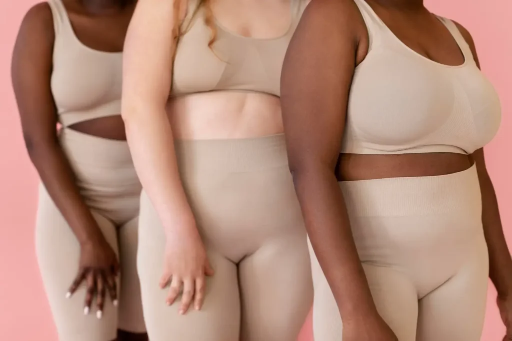 Mulheres de corpos diversos usando roupas de moda plus size