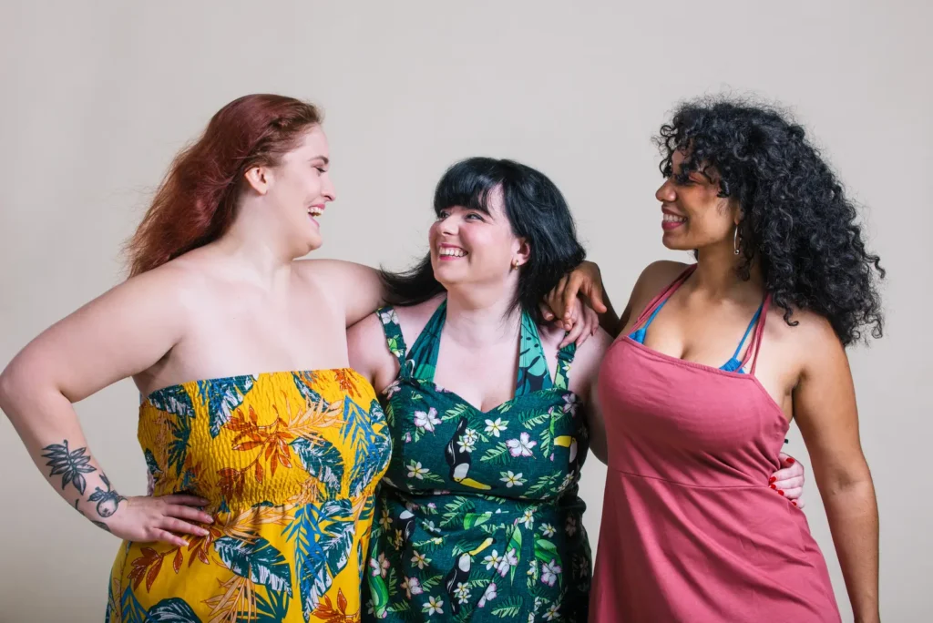 Mulheres de corpos diversos usando moda praia plus size