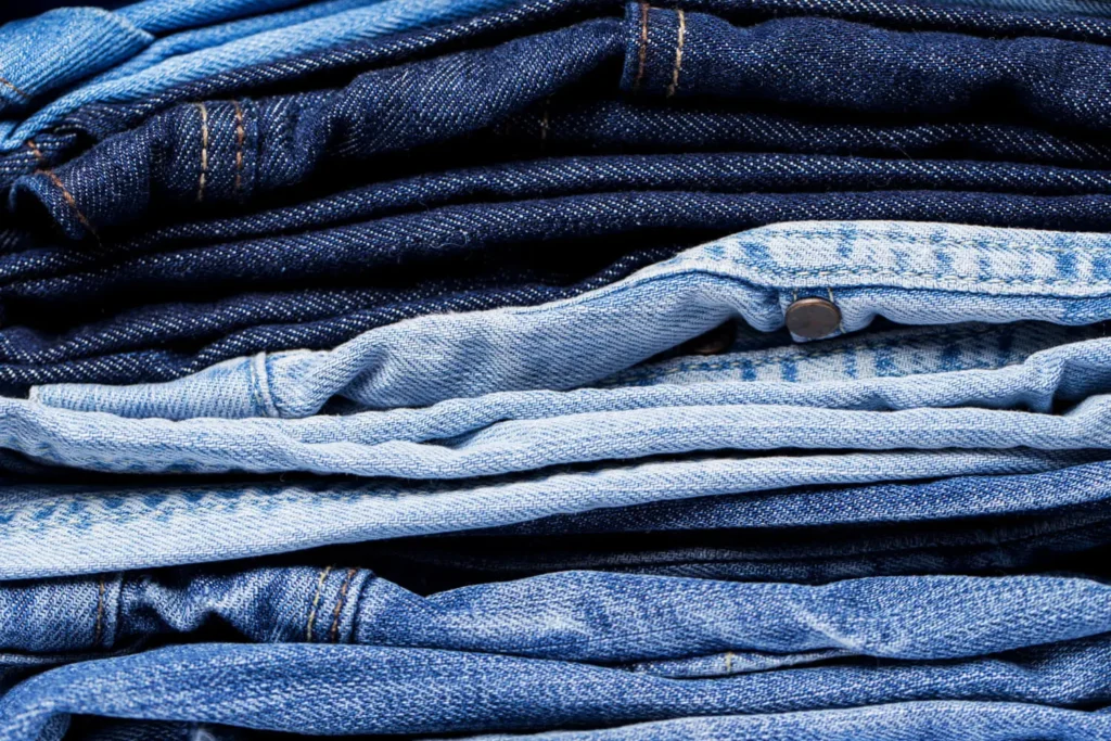 O tecido denim em diferentes lavagens faz sucesso nas coleções de moda.