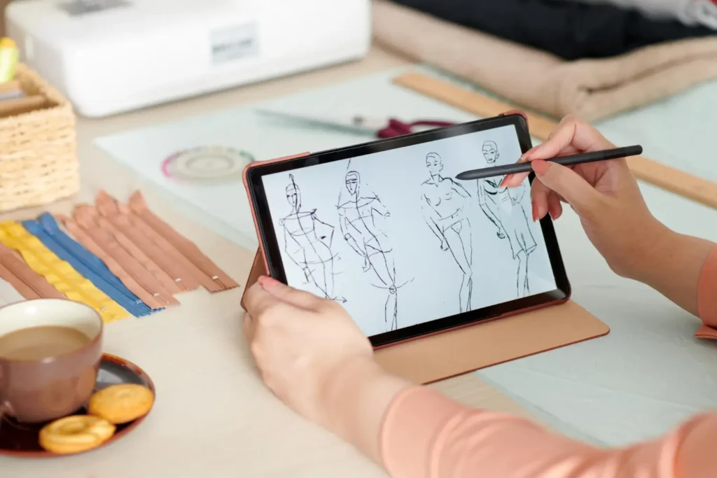 Ilustração de moda em um tablet com diferentes etapas do desenho, da anatomia ao croqui