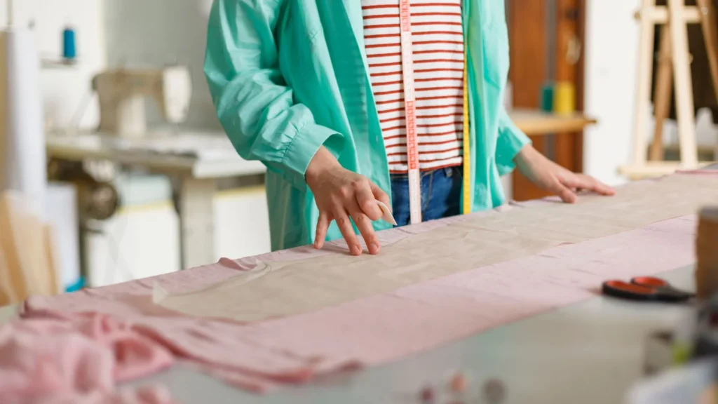 Diseñadora creando diferentes tipos de trazos
