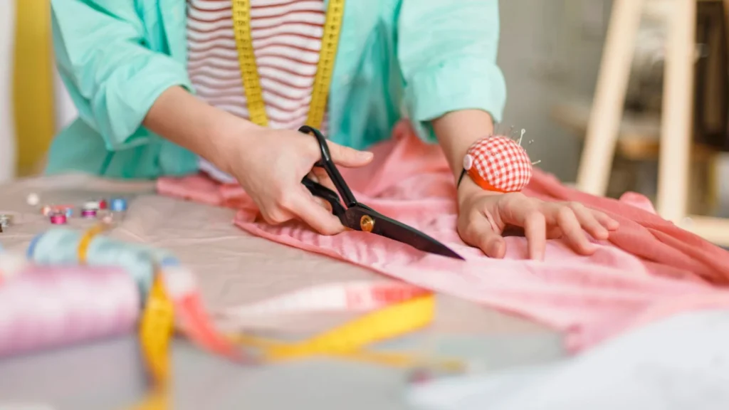 Diseñadora cortando diferentes tipos de trazos en un patrón