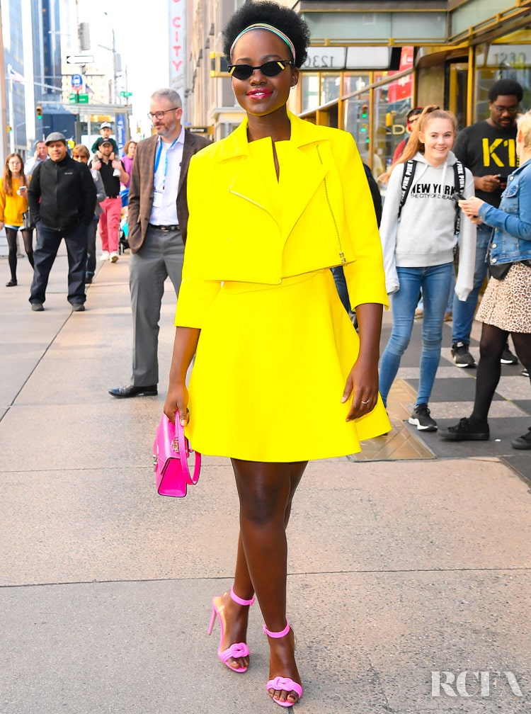 Lupita Nyong com um dos 12 estilos de moda: look estilo criativo