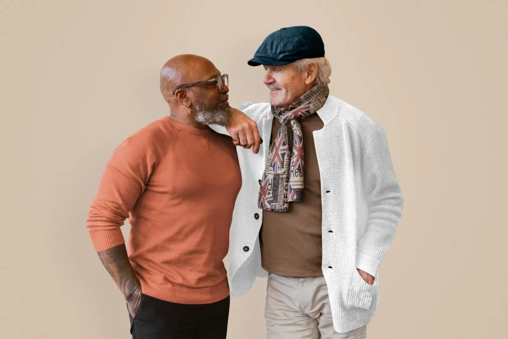 Homens idosos estilosos interessados em moda na terceira idade olhando um para o outro