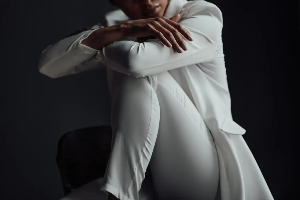 Modelo posando com um conjunto branco elegante. Maisons geralmente fazem coleções com muita sofisticação e elegância.