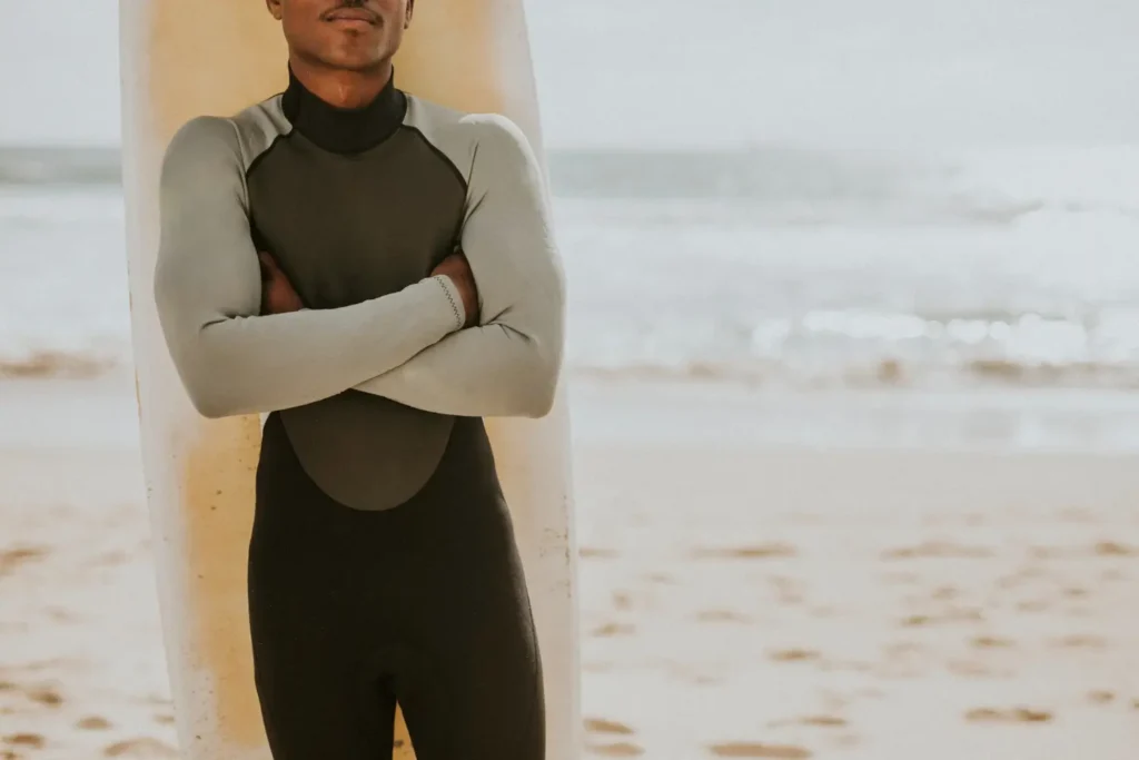 Surfista com roupa de compressão adequada para o esporte aquático.