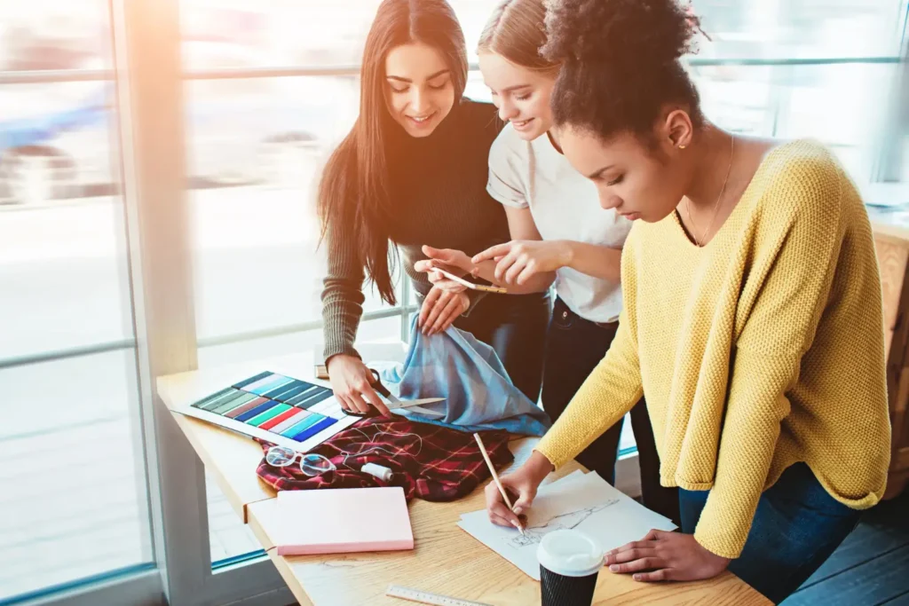 Estudantes de cursos de moda fazendo um projeto juntas