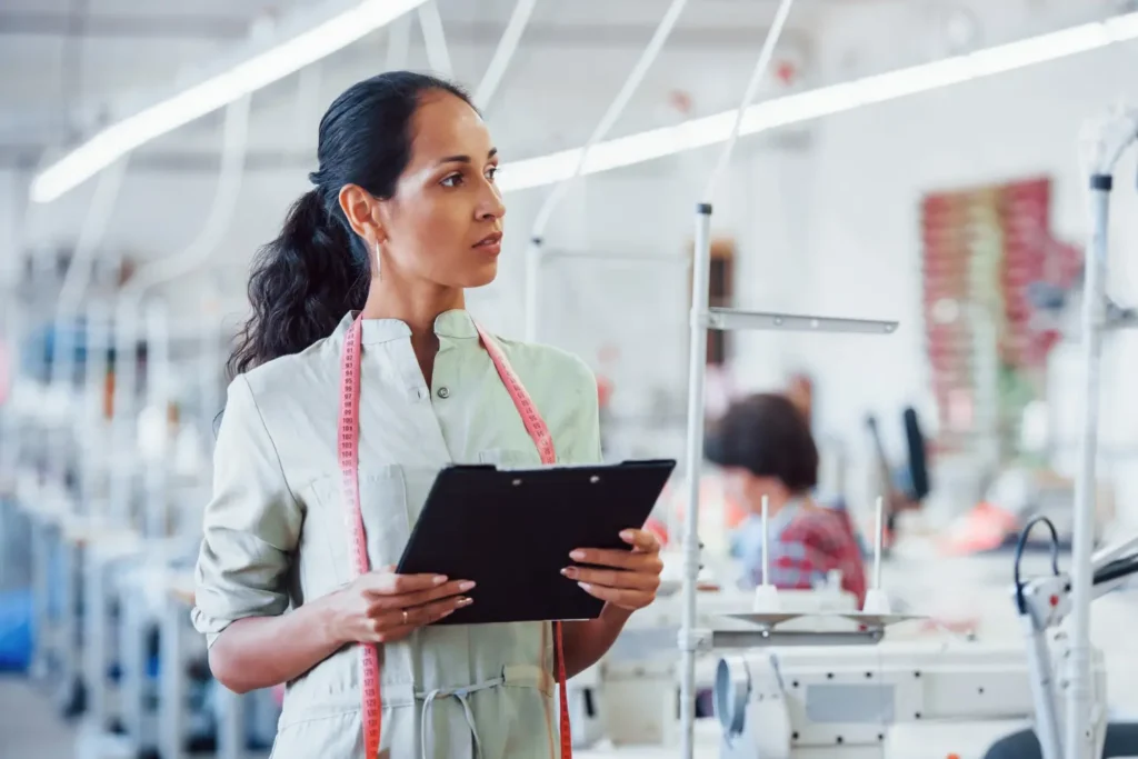 Mulher fazendo o controle de qualidade industrial na moda