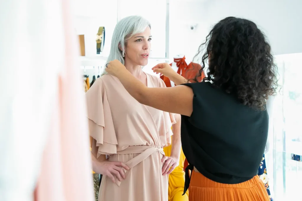 Stylist ajudando uma cliente no styling