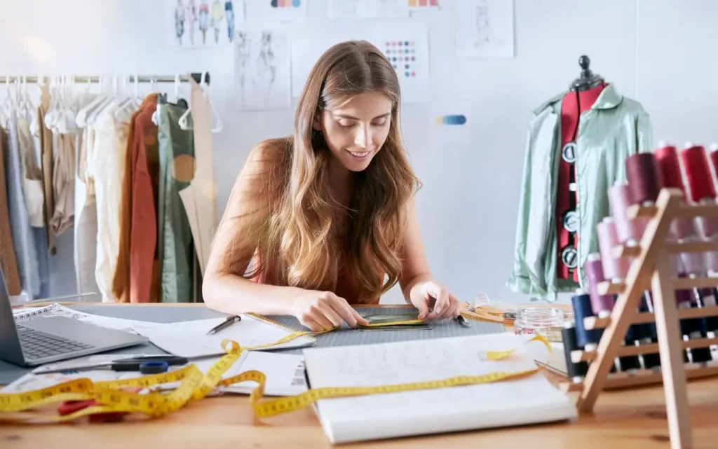 mulher criando modelagem de vestido