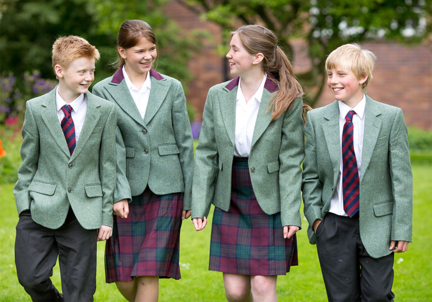 meninos-de-saia-uniformes-escolares