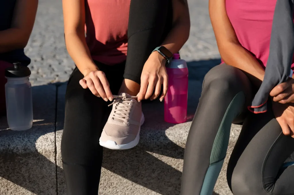 Mulheres cal&ccedil;ando cal&ccedil;ados esportivos