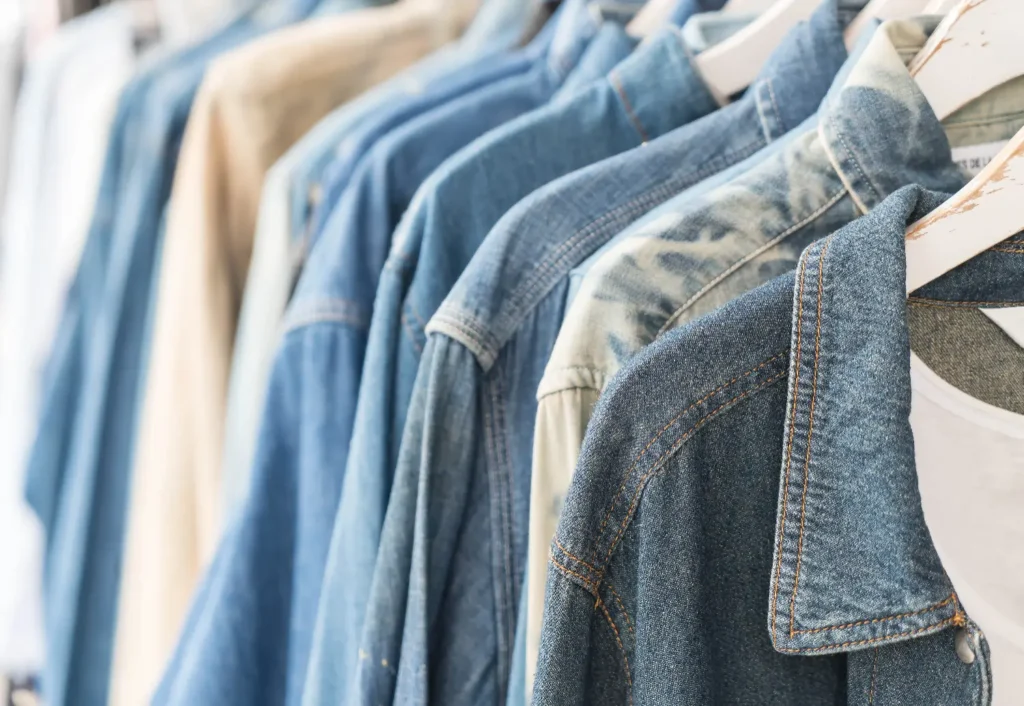 Diferentes tipos de lavagem em camisas jeans