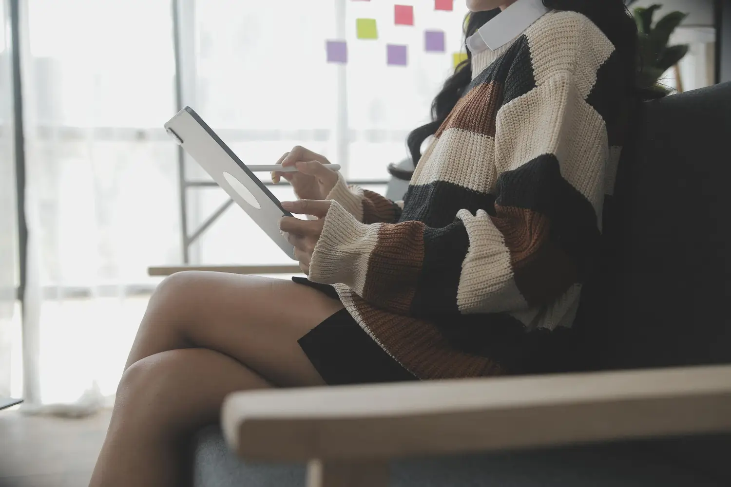 Profissional de marketing de moda fazendo a construção de uma marca.