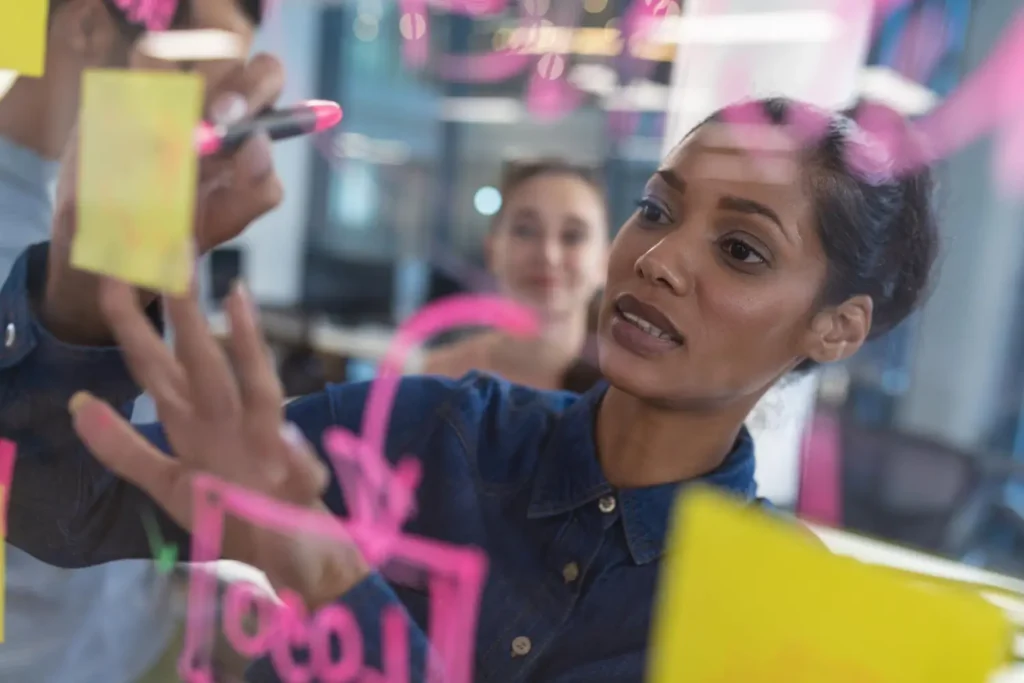 Líder fazendo sessão de brainstorming com o time para fazer a construção de marca da confecção.