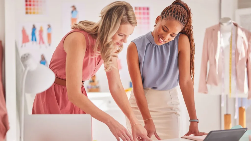 En un espacio minimalista y funcional, dos mujeres ajustan un prototipo. Aquí, el ADN de marca se expresa en cada detalle de su propuesta de valor.