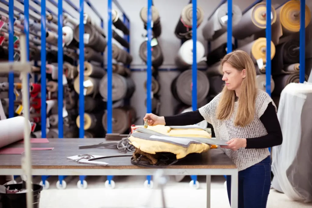Mulher em uma confecção fazendo produção de moda