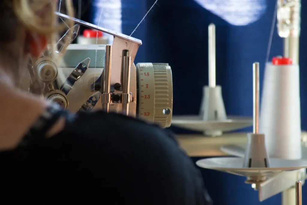 Visão das costas de uma costureira em uma produção de moda