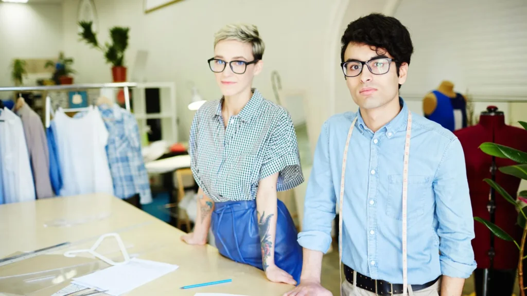 personas trabajando en un entorno moderno de producción de moda, aplicando los pilares de la industria 4.0
