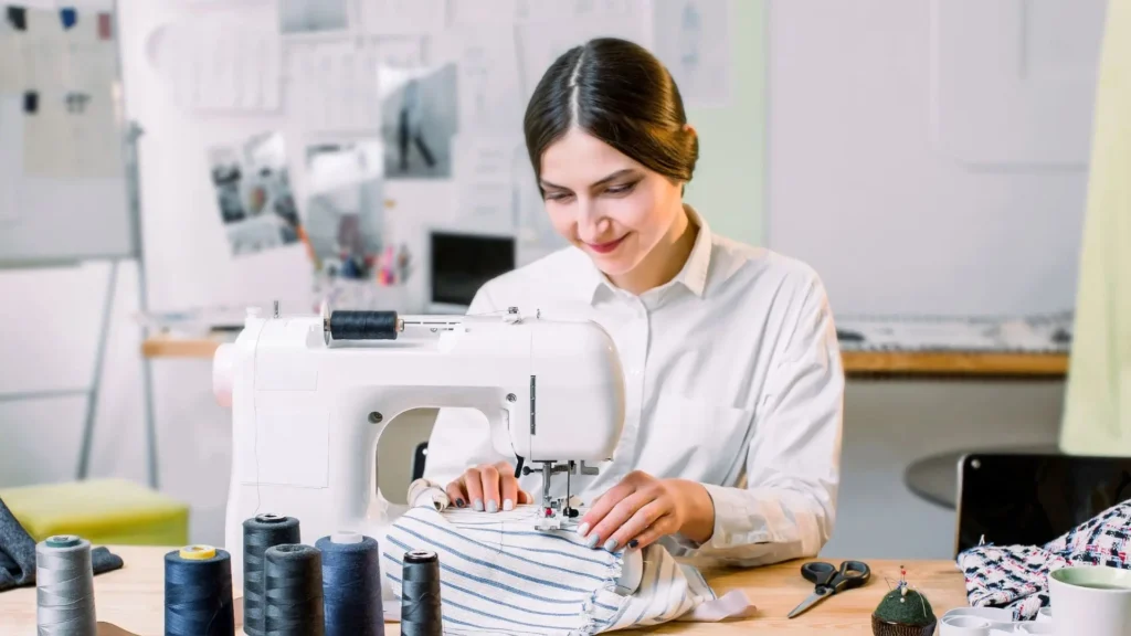 Joven diseñadora en plena acción: su producción y productividad transforman cada boceto en una prenda única.