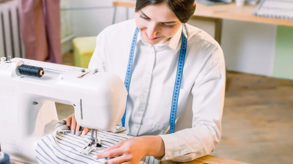 En su taller, cada puntada refleja producción y productividad aplicadas al diseño de moda.

