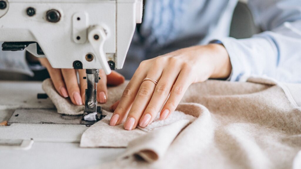 Producción y productividad en movimiento:  diseñadora comprometida con la excelencia en cada prenda.
