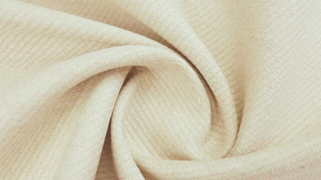 Tela de franela: natural cálida y resistente, utilizada en prendas de invierno