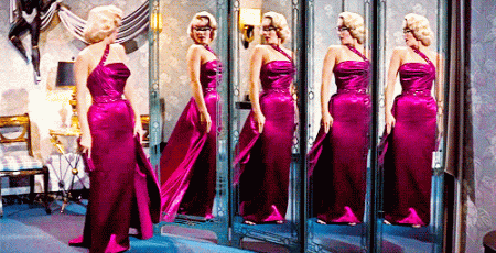 Marilyn Monroe lleva un impresionante vestido de satén en la película de 1953 "Cómo casarse con un millonario".