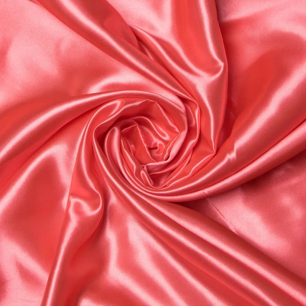 Un échantillon de tissu de satin rose, montrant son éclat luxuriant.