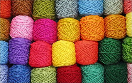 Bobine di lana con diversi colori e fili
