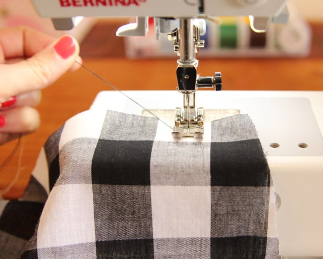 Máquina de costura com fio preparado para costsurar tecido de malha.