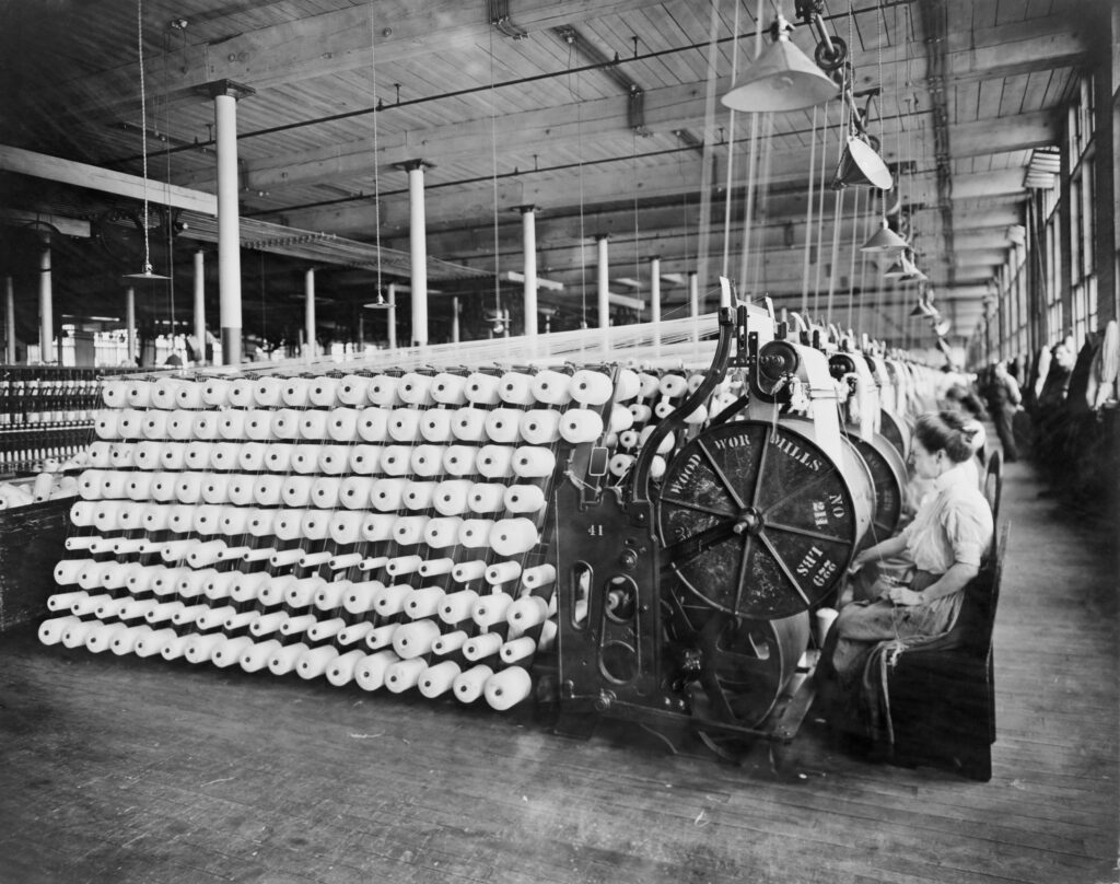 Donne che lavorano con macchine tessili durante la Prima Rivoluzione Industriale
