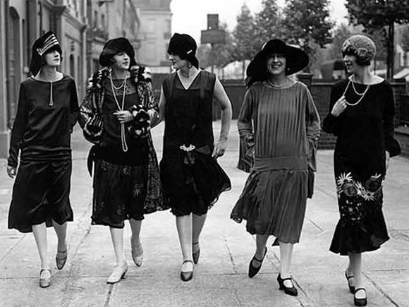 grupos de mulheres da década de 20 com seus look melindrosos. Um luxo