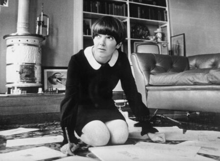 Mary Quant em meio aos seus croquis de moda, na década de 1960.