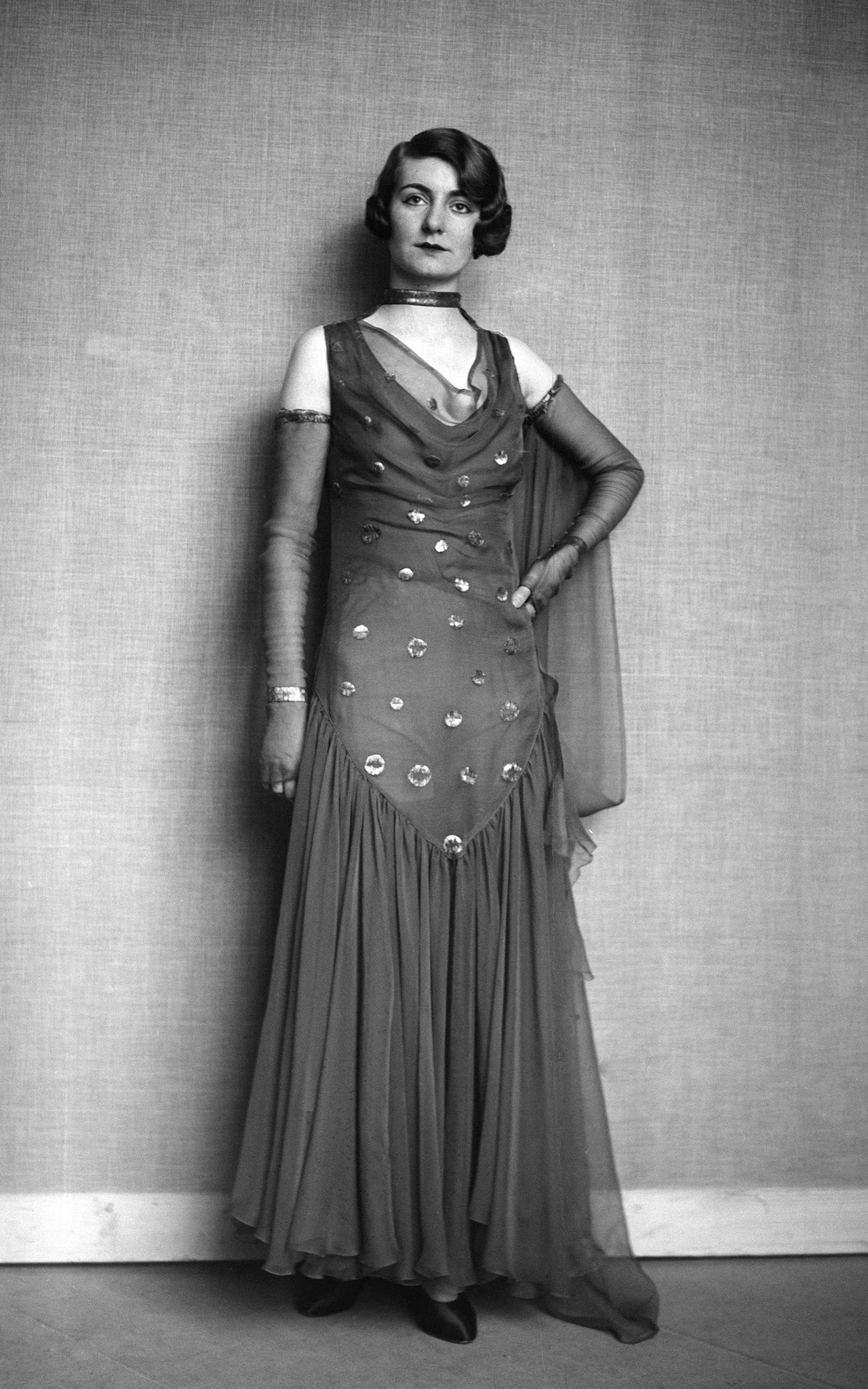 Il designer francese Paul Poiret libera le donne dal corsetto all’inizio del XX secolo  