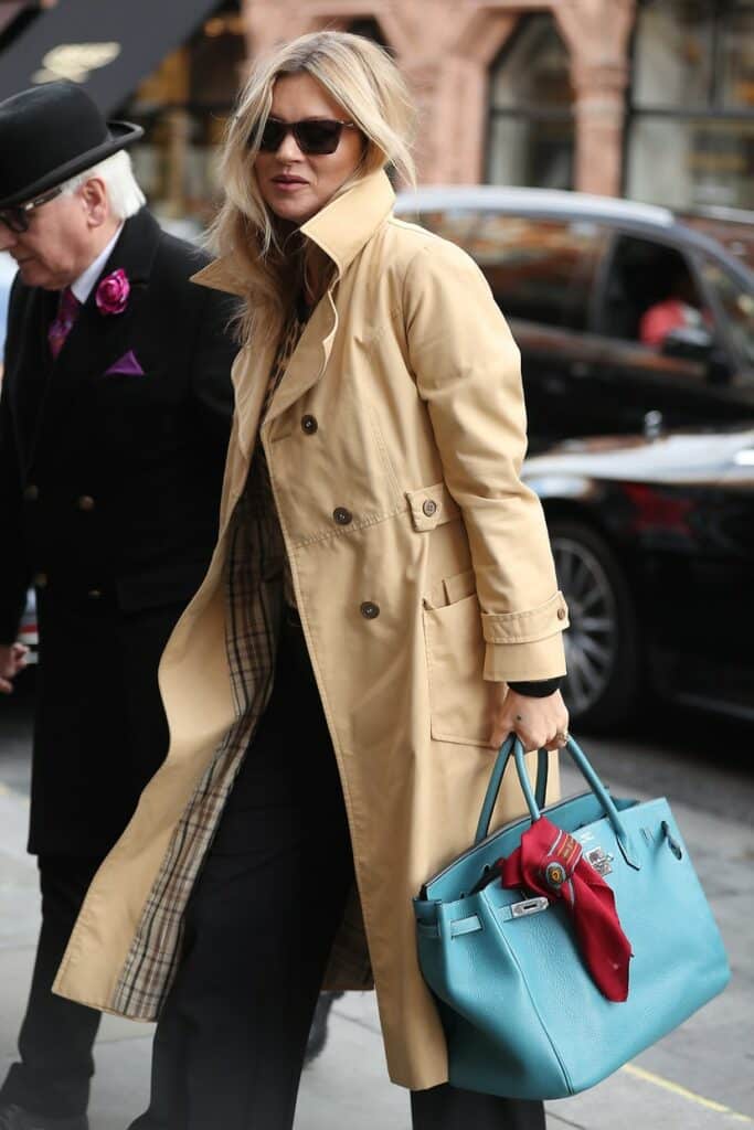 Kate Moss de bolsa Birkin com lenço de seda