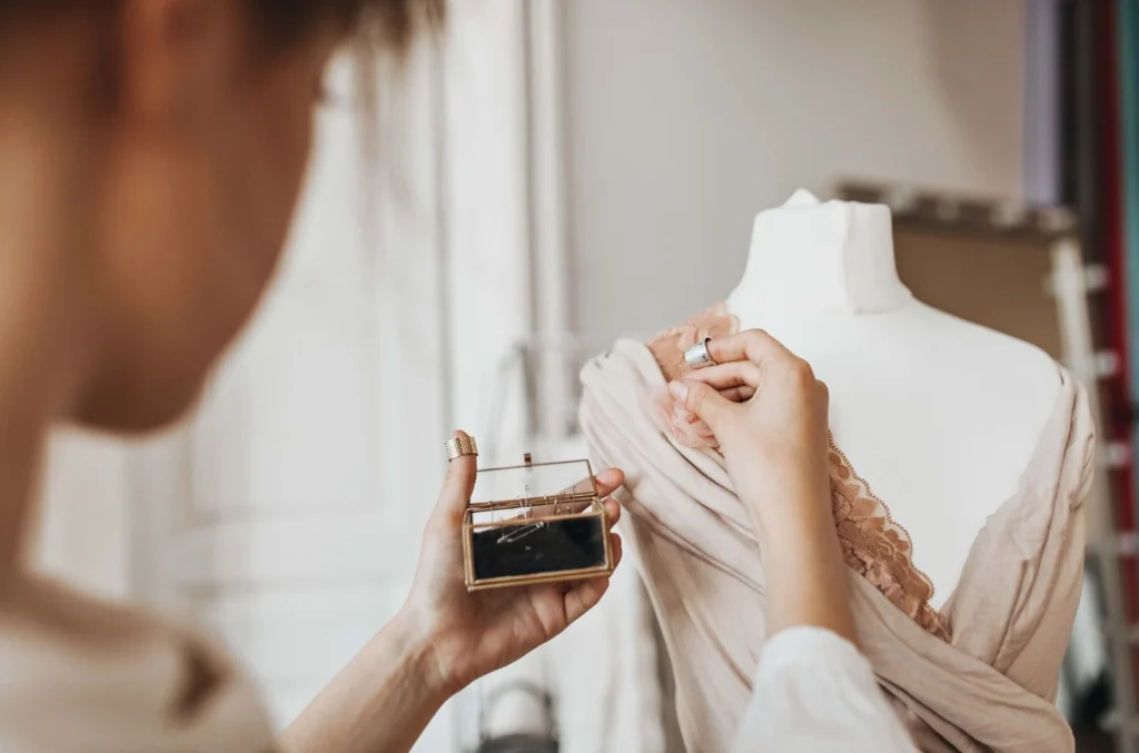 Donna stilista che crea un nuovo abito